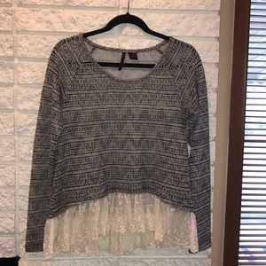 Thin sweater with a lace trim